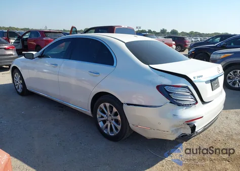 2017 Mercedes-Benz E 300 4Matic z USA, uszkodzony, nr VIN WDDZF4KB0HA075420